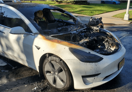 테슬라 모델3에서 배터리 화재가 발생하여 본네트가 녹아내린 사진