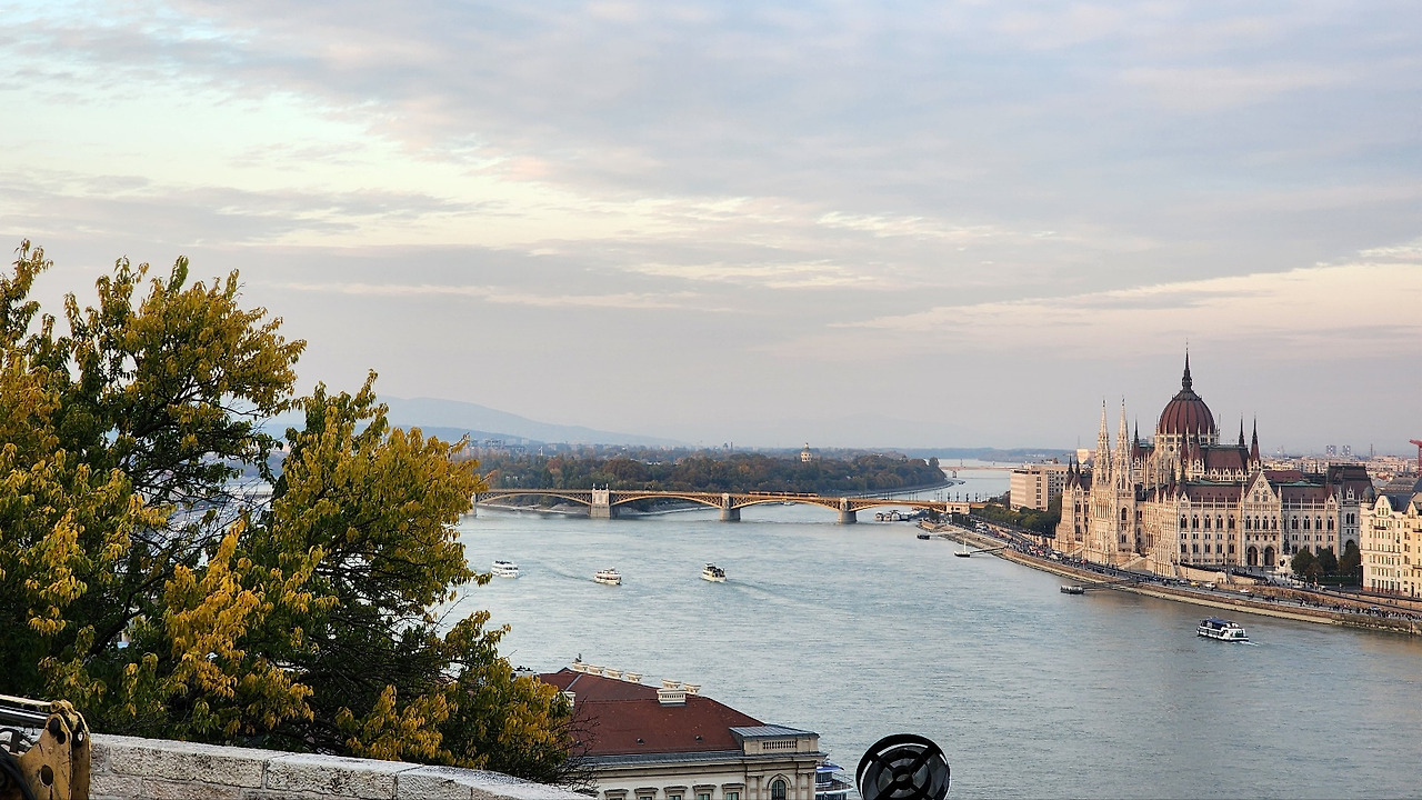 "베토벤 비창소나타2악장의 차분한 감성을 담아 직접 촬영한 부다페스트 다뉴브강 저녁 노을 대표이미지"