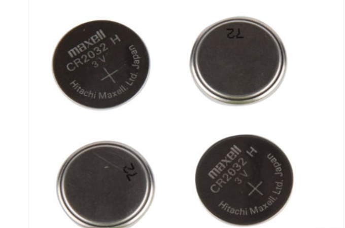 CR2032 코인셀 앞면과 뒷면 사진