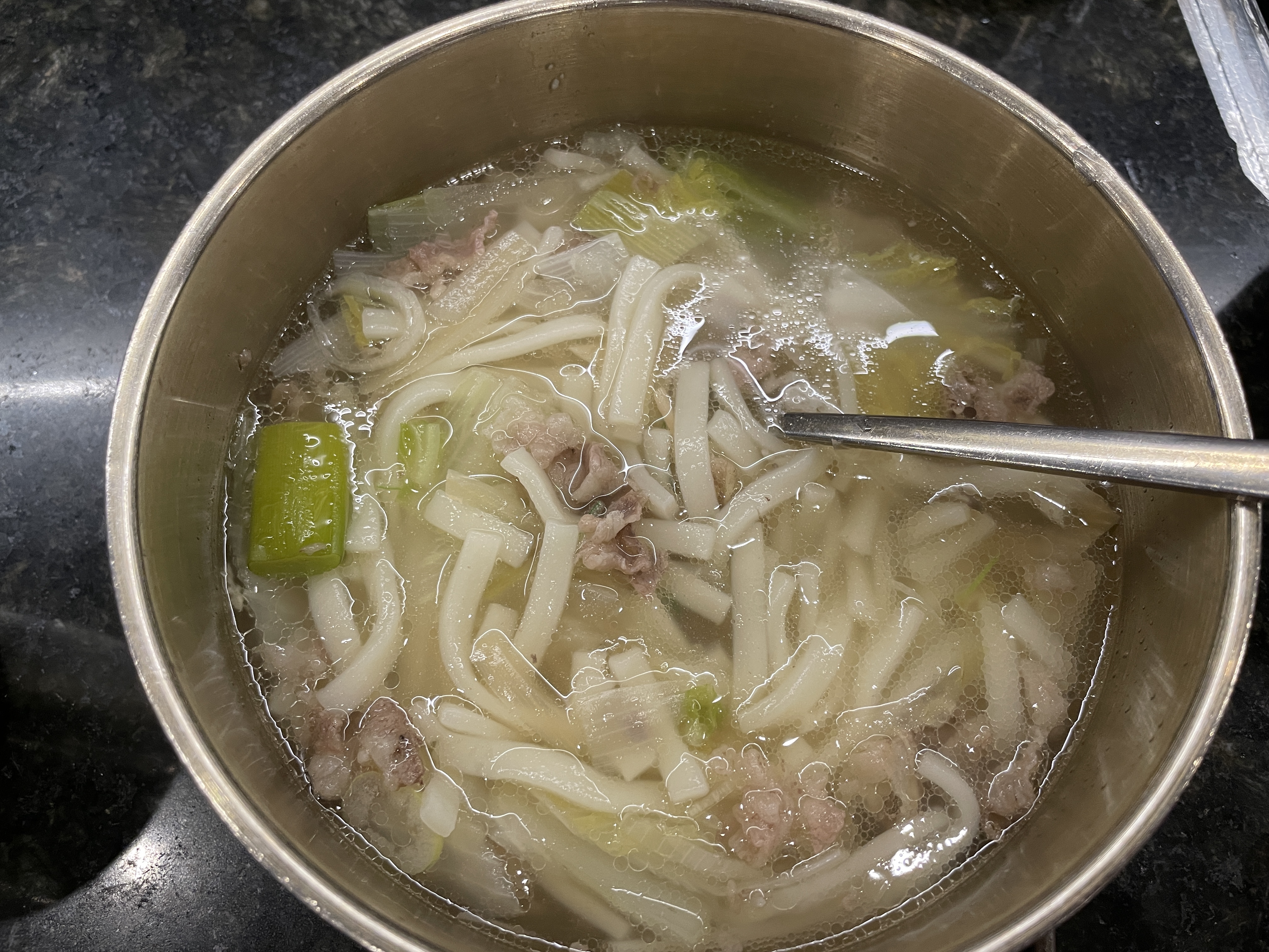 한와담소반의 대표 메뉴 맑은 차돌 칼국수이다.