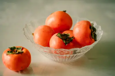잘 익은 감을 그릇에 담아 놓은 모습