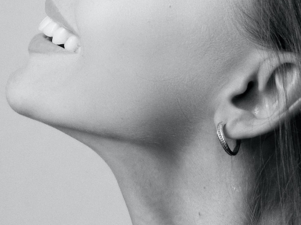 턱밑살 찌는 이유와 없애는 방법: 더 슬림한 얼굴형을 위한 실전 가이드