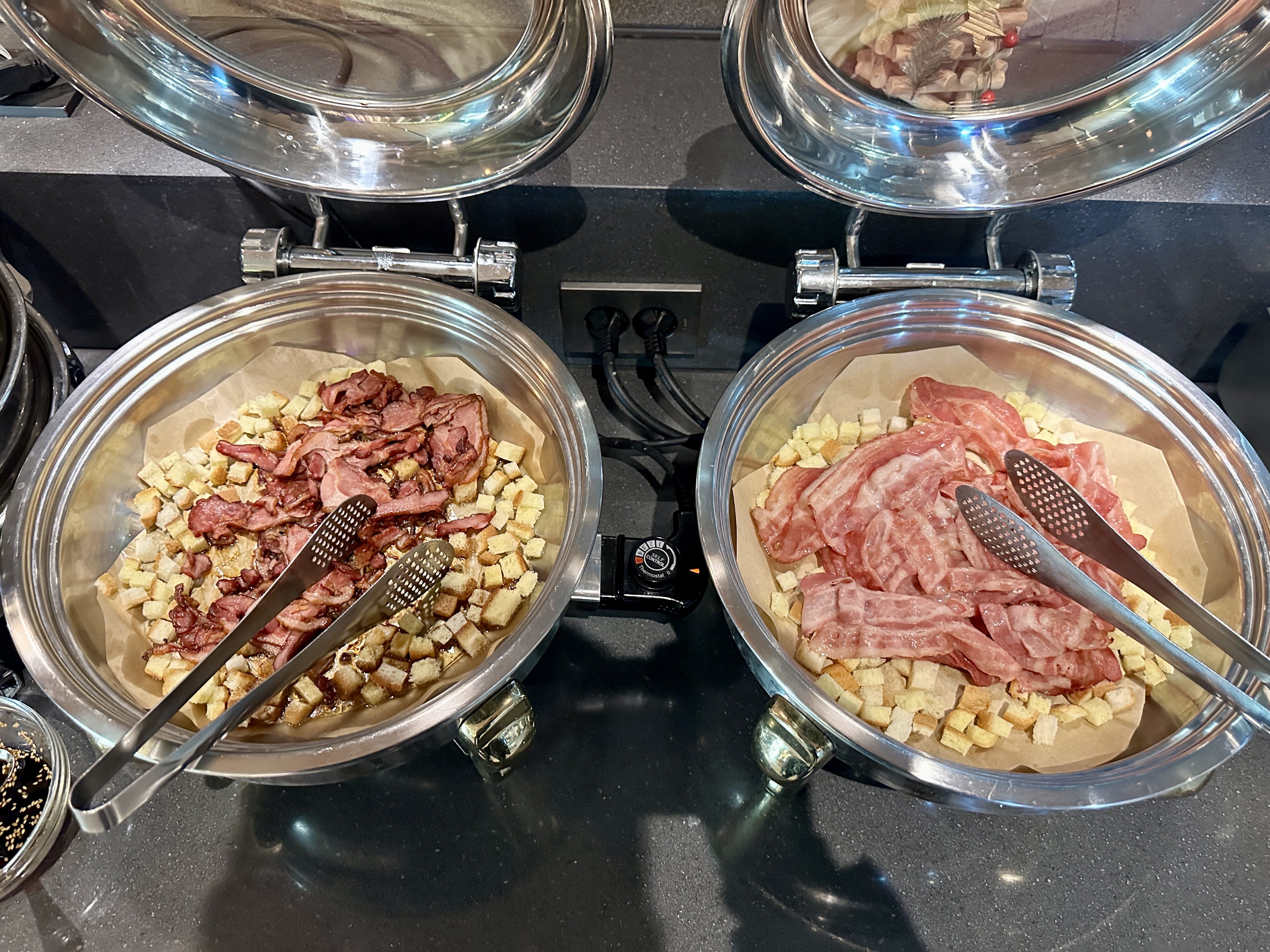 양양 디그니티 호텔 조식 오리고기와 베이컨