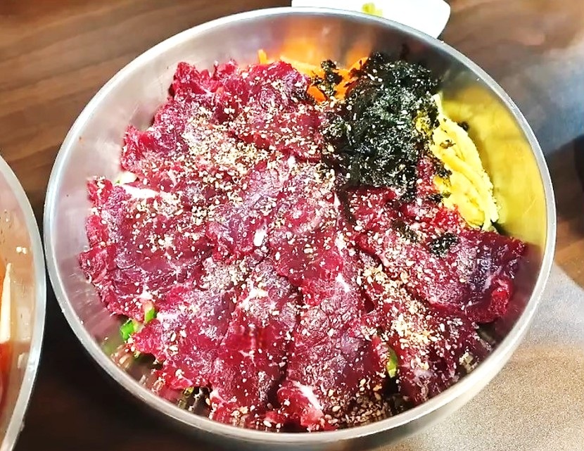 당일 도축한 선홍빛 한우 생고기가 수북하게 올려진 함평 전주식당의 시그니처 메뉴인 한우 찐생비의 모습