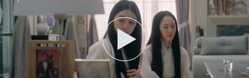 어느 침실을 배경으로 흰 소복에 조선시대 긴머리를 하고 대화하고 있는 두리안과 김소저