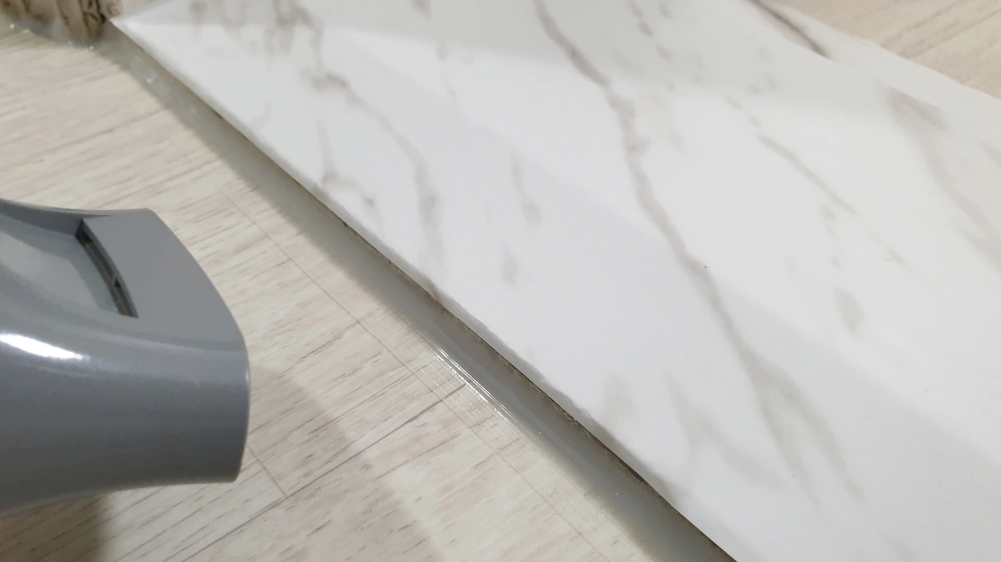 시트지 모서리 부분 가열하는 모습