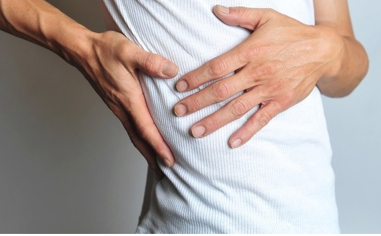 오른쪽 갈비뼈 아래 통증 원인