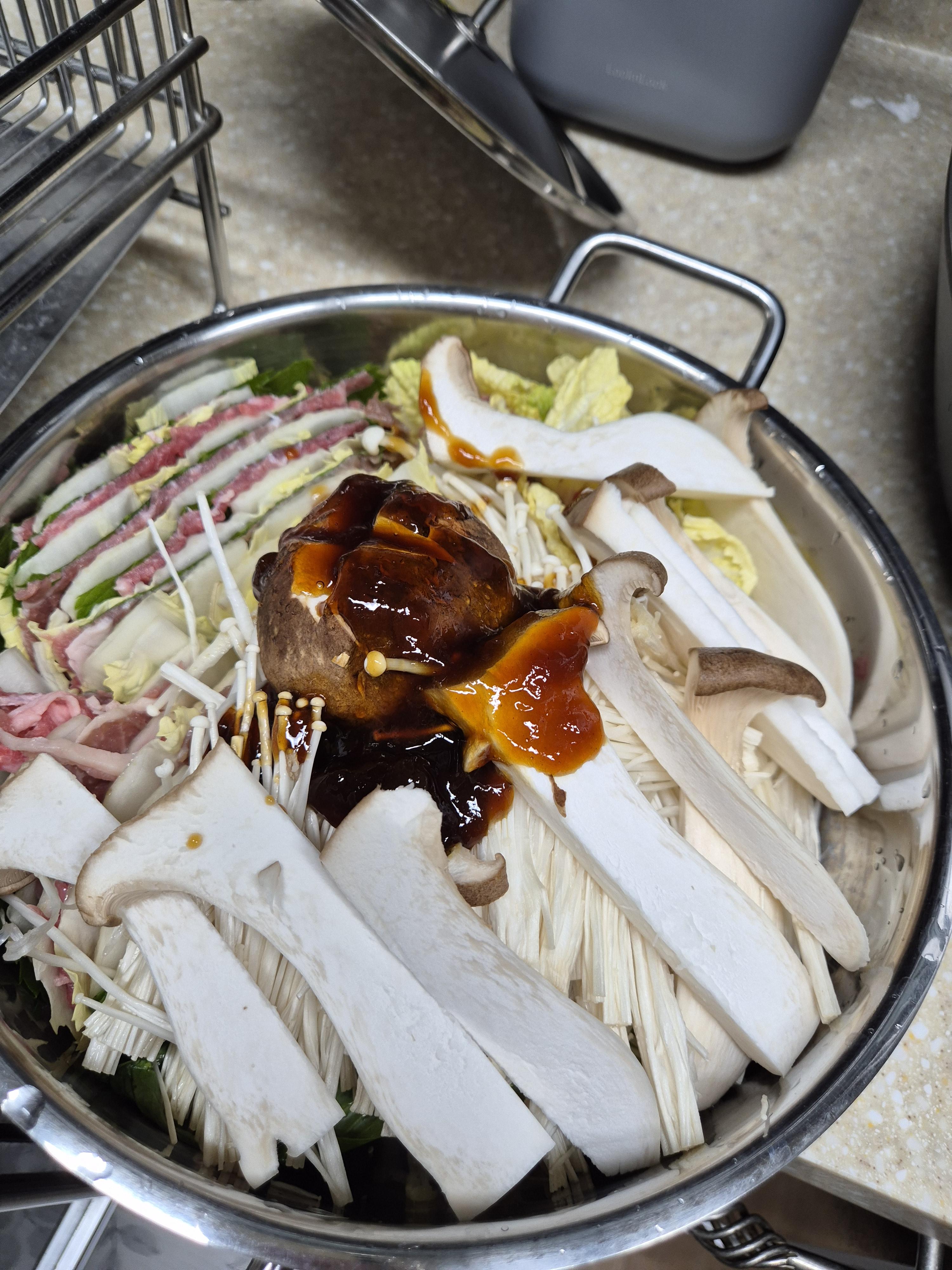 홈플러스 밀키트 밀푀유나베 냄비에 모든 식재료 준비 완료되었으면, 나베 육수를 넣고 물 1리터를 같이 넣어 줍니다.