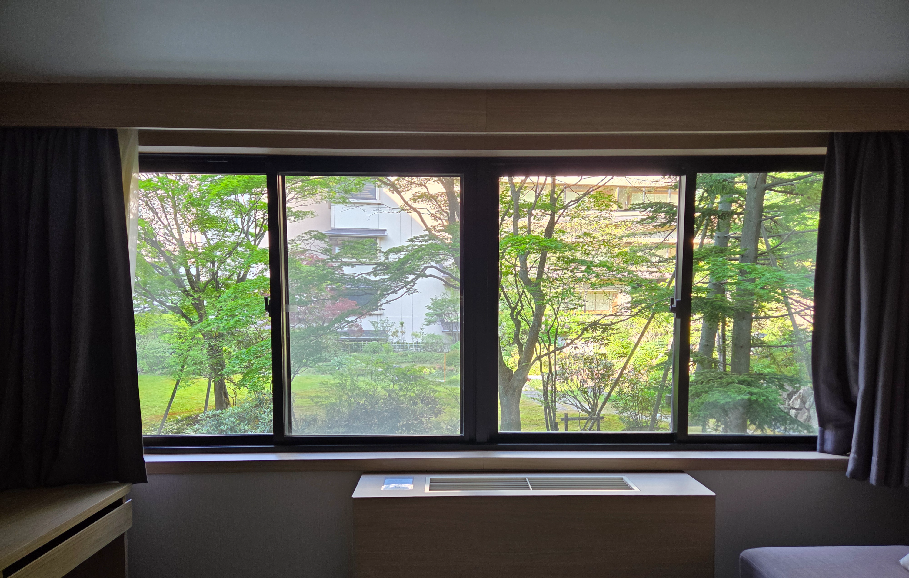 나무와 석등이 보이는 노보리베츠 료칸 다이이치 타키모토칸 동관