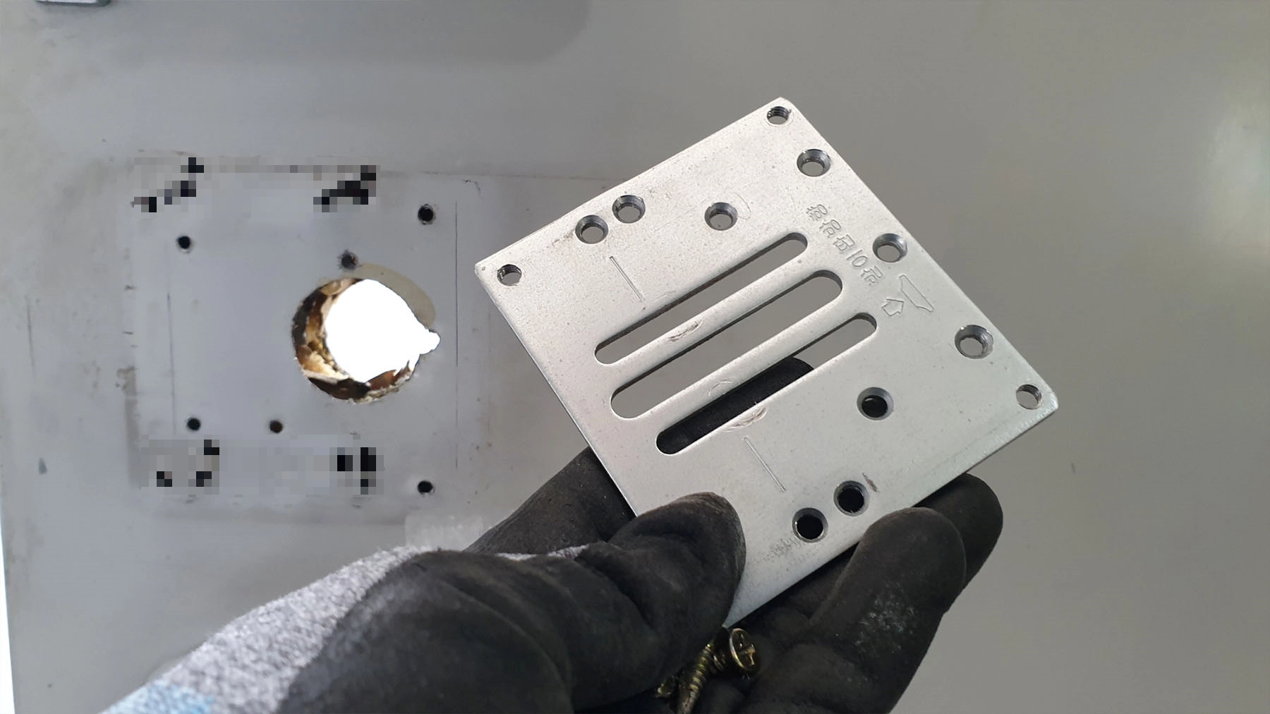 도어록 설치 보강판 뗀 모습