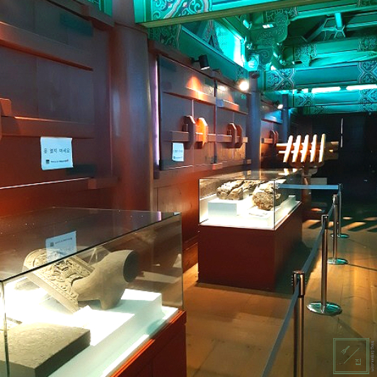 월정교 2층에 전시품이 전시되어 있습니다.
