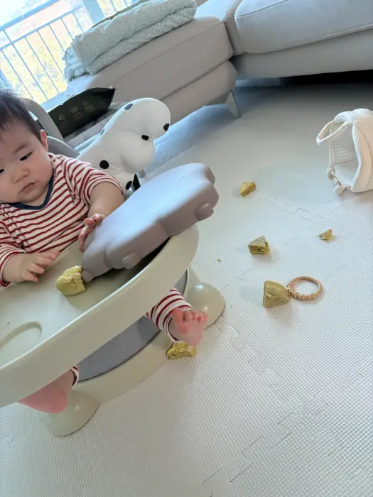 간식 던지고 노는 아이