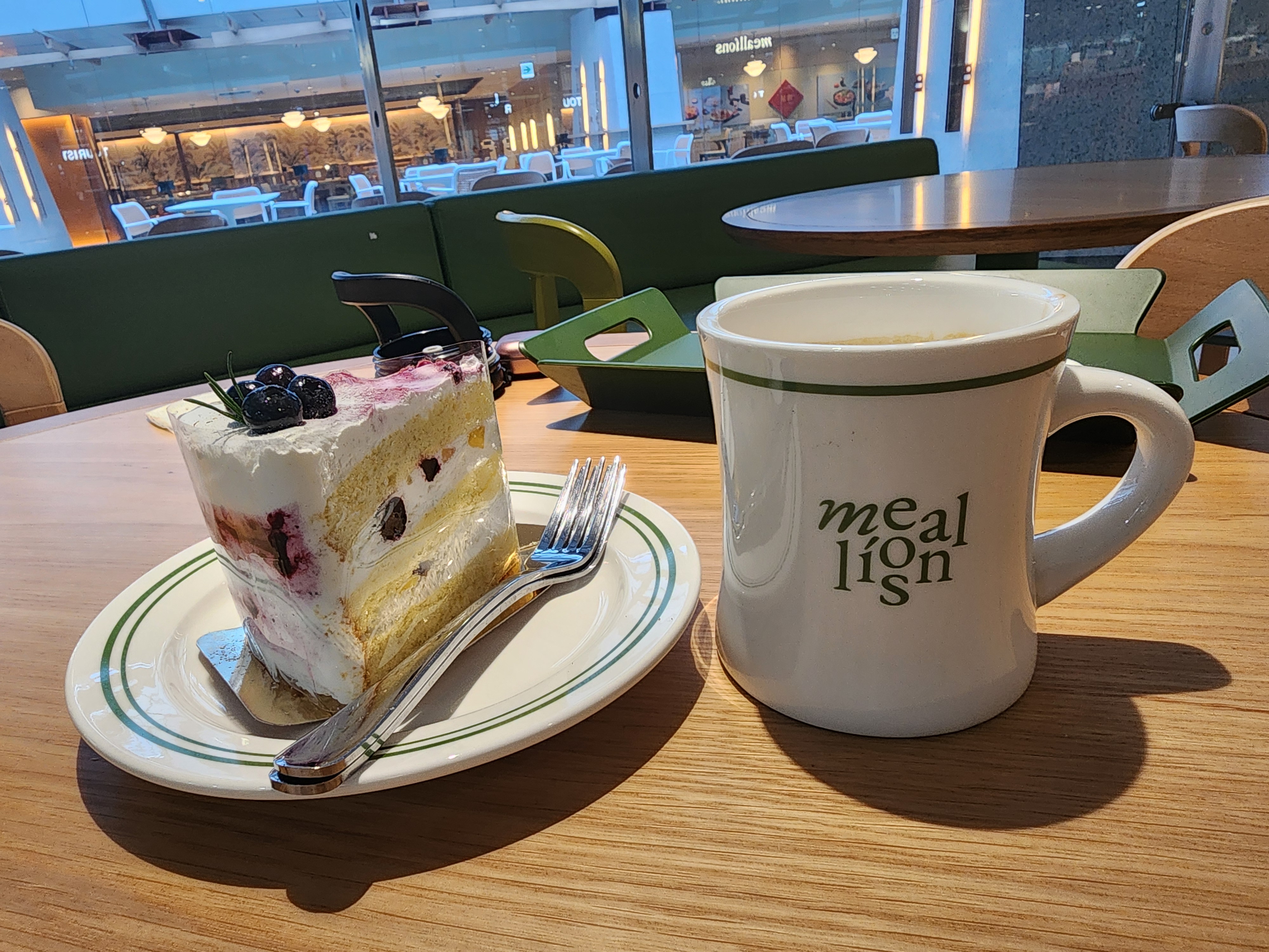 인천공항 제1터미널 밀리언즈 카페 솔직 리뷰 – 상주직원 할인부터 블루베리 생크림 케이크까지