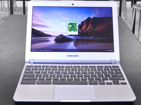 책상에 하얀색 삼성전자 노트북이 펼쳐있다.