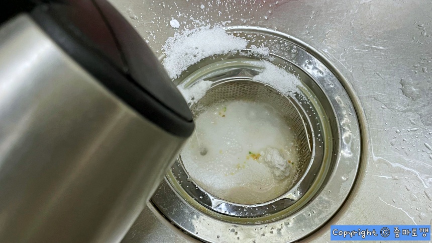 뜨거운-물-붓기