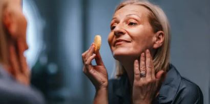 메이크업 하는 여성 사진