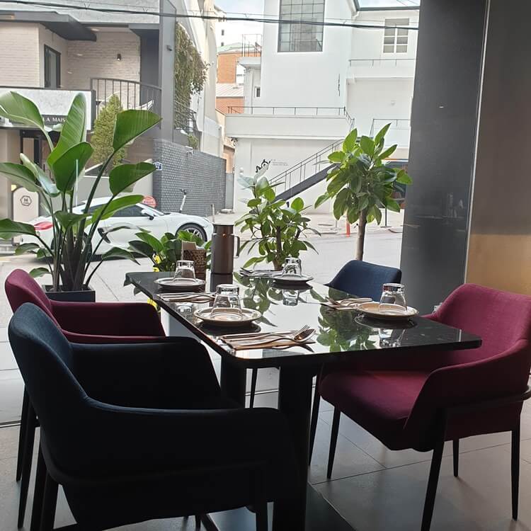 인소울-4인석의-창가자리를-볼수있다