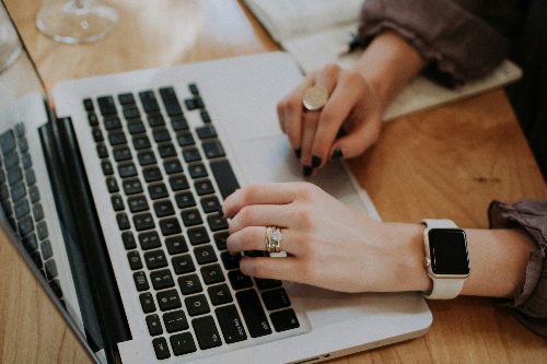 노트북 치고 있는 여자 손. 출처 : Unsplash