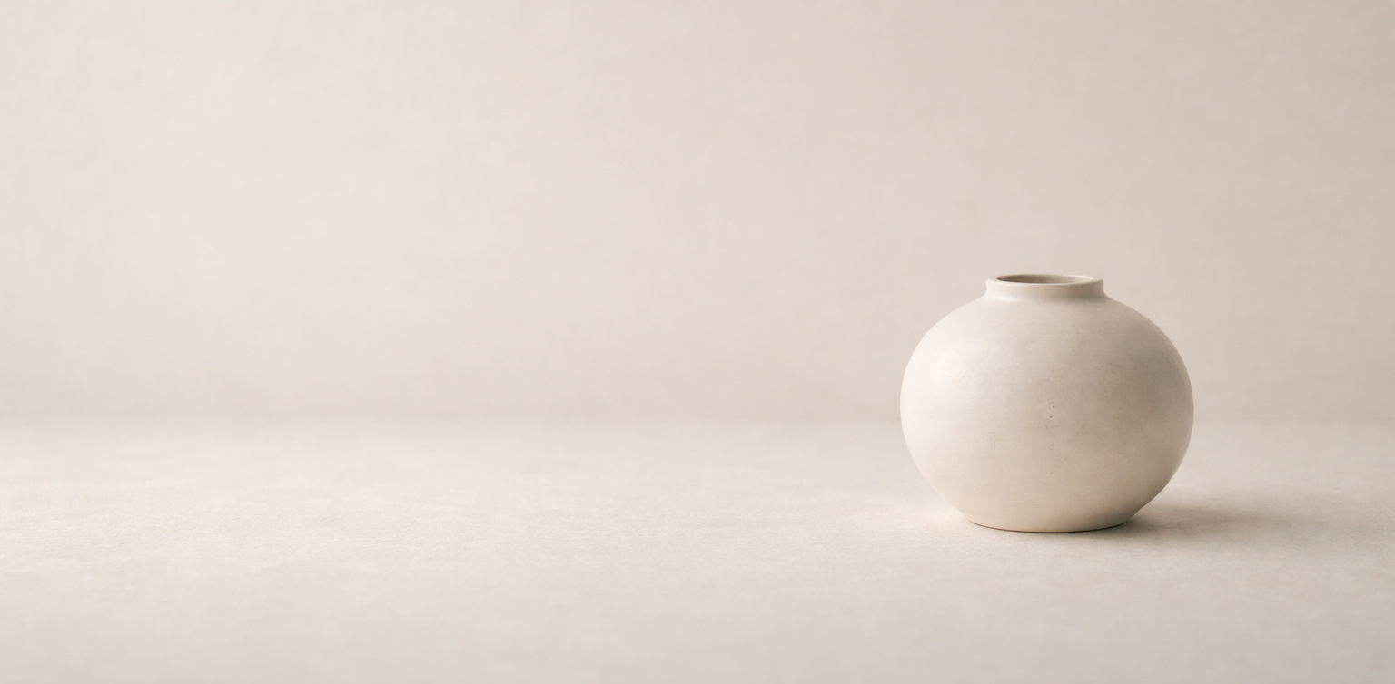 하얀 탁자 위에 백자 도자기 하나, 비어있는 듯 하지만 채우고 싶은 내것으로 만들고 싶을 만큼 고고하다