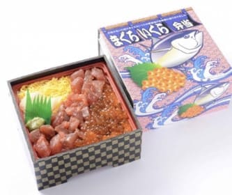 참치와 연어알이 도시락 위에 올라가 있다.