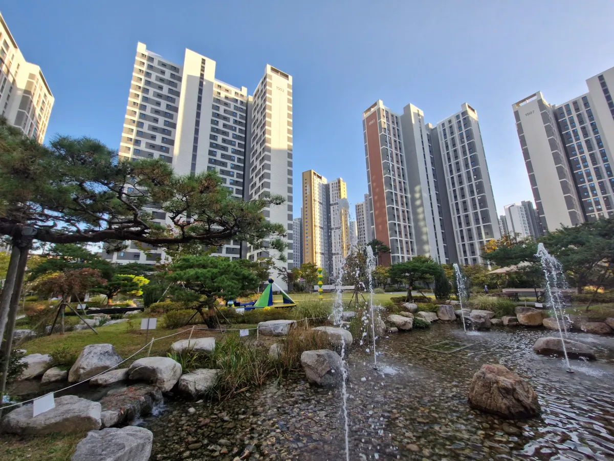 신축아파트들-가운데에-물분수가-나오고-있다