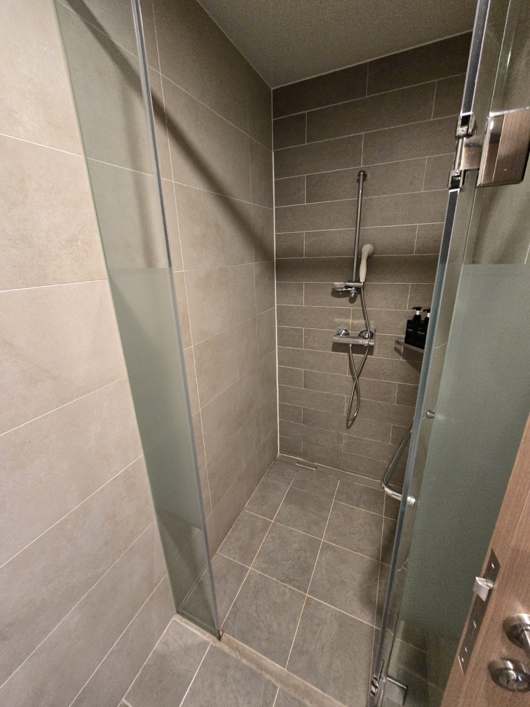 침대방에있는 샤워부스