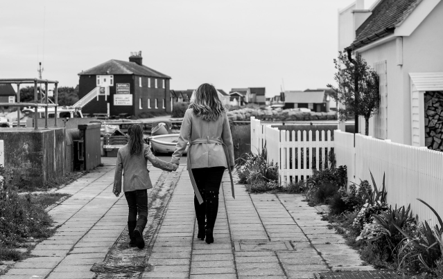 부모와 자녀가 손을 잡고 함께 걷는 모습, 가족의 안정과 보호를 상징