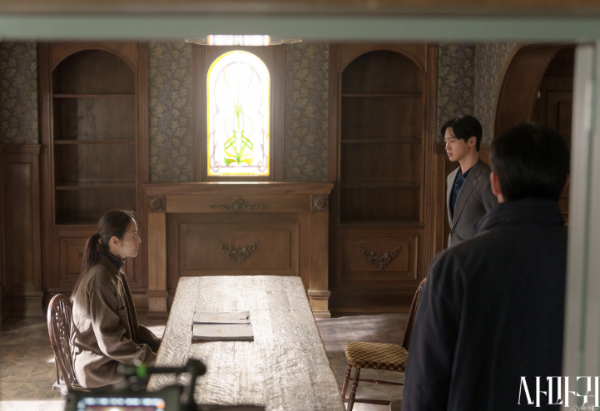 뒷 쪽 창 앞에는 긴 테이블. 그 테이블 좌측 정이신 우측 아들 차수열이 서있다.