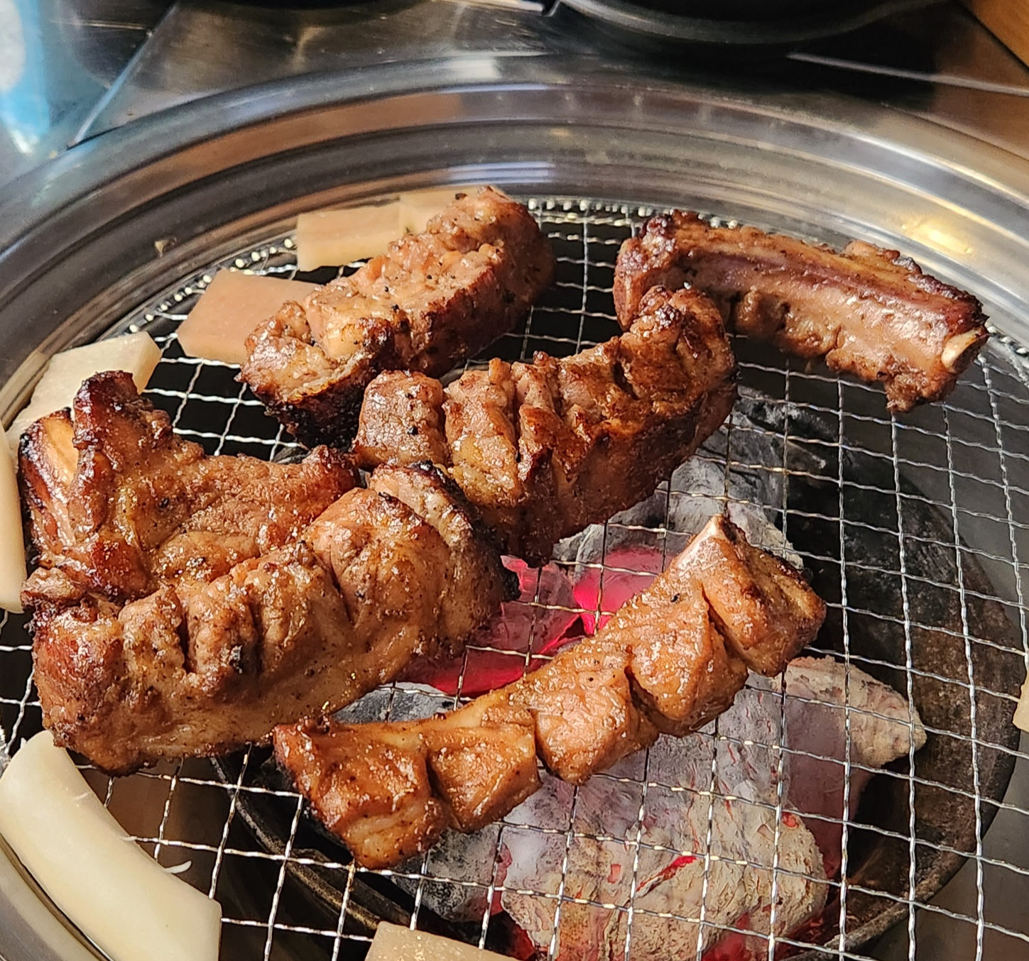 불판 위 갈비 사진
