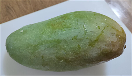 도마 위에 놓인 그린 망고