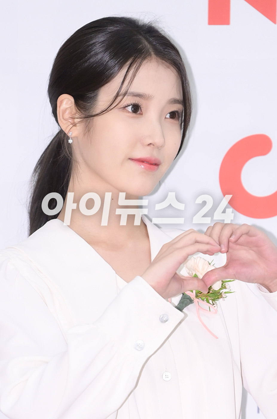 배우 이지은(아이유)이 23일 오후 서울 여의도 중소기업중앙회 KBIZ홀에서 진행된 제42회 &#39;한국영화평론가협회상&#39;(영평상) 시상식에 신인여우상 수상자로 참석해 포즈를 취하고 있다. [사진=정소희 기자]