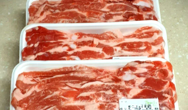마리네이드-전-삼겹살의-핏물을-키친타월로-꼼꼼하게-제거