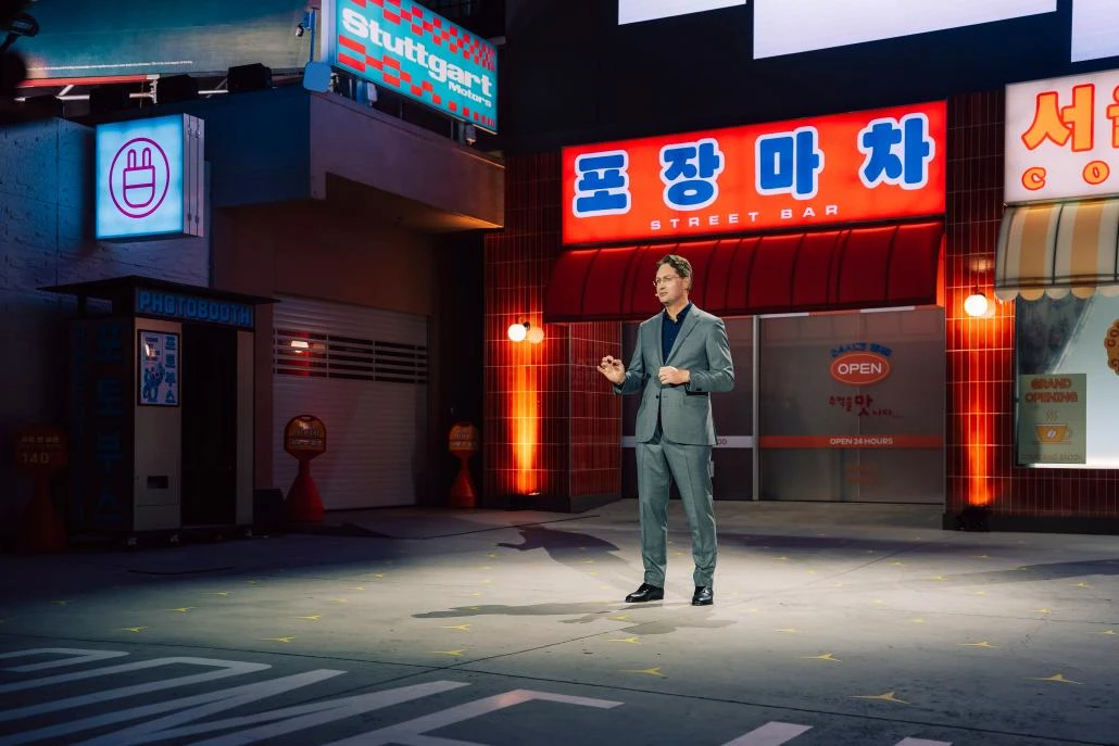 서울에서 개최된 메르세데스-벤츠 일렉트릭 C-클래스 신차 월드 프리미어 무대 전경 패키지 디자인
