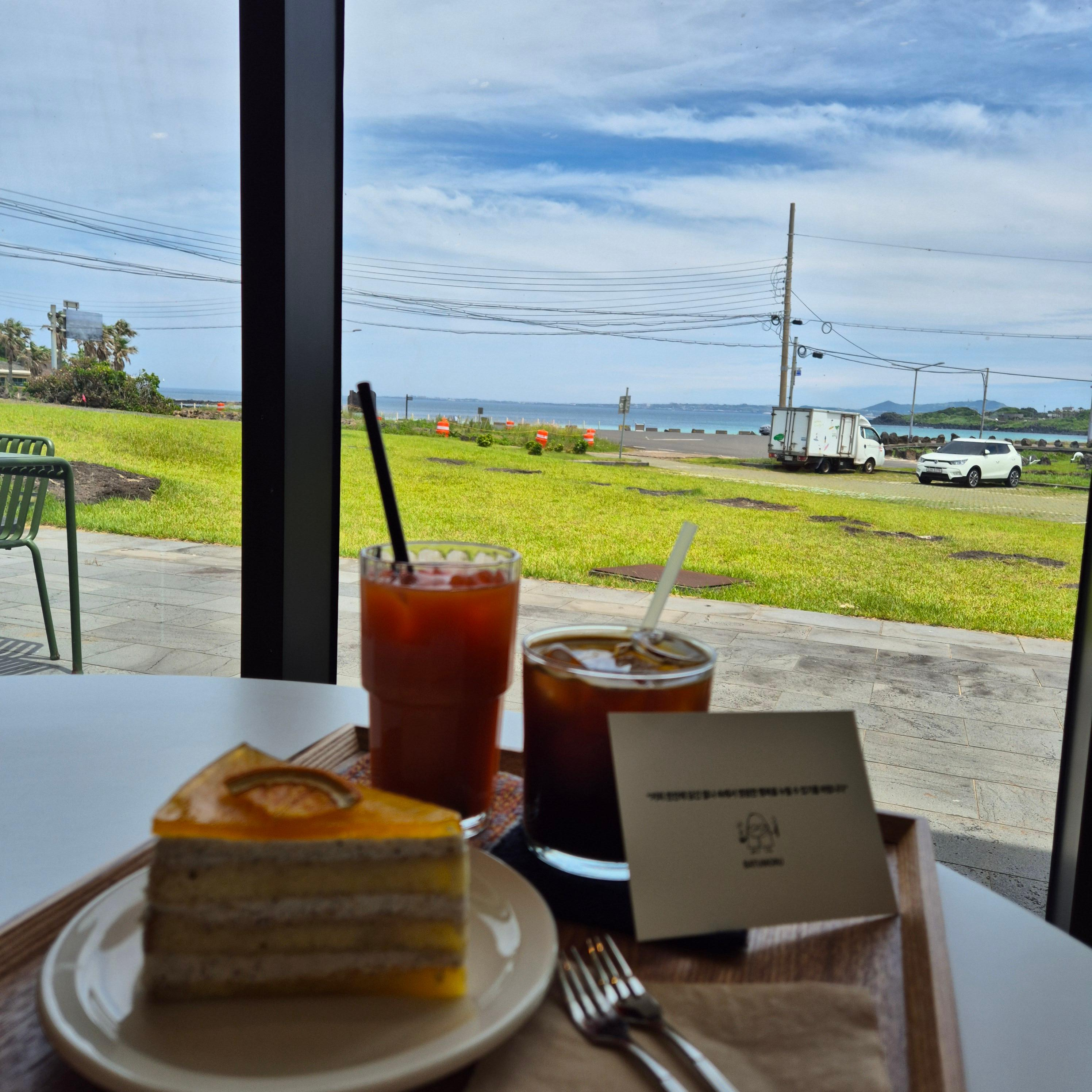 제주 바투모루 카페&amp;#44; 하도해수욕장 카페&amp;#44; 제주 당근주스&amp;#44; 제주 한라봉 케이크&amp;#44; 제주 아이스아메리카노&amp;#44; 제주 뷰맛집&amp;#44; 구좌 카페&amp;#44; 제주 브루잉카페&amp;#44; 제주 디저트카페&amp;#44; 제주 카페 추천