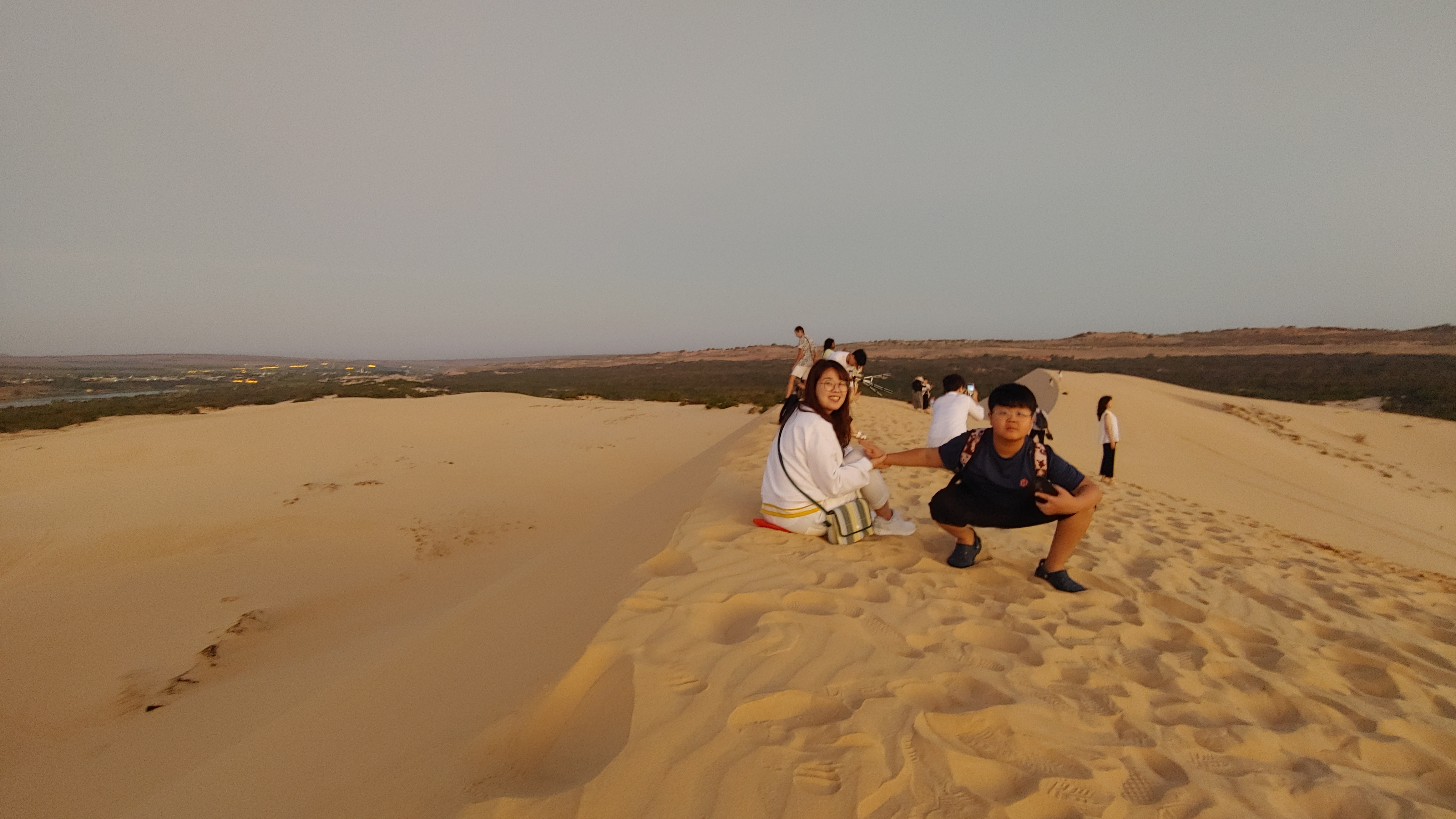 화이트샌튠에 앉아 있는 가족들