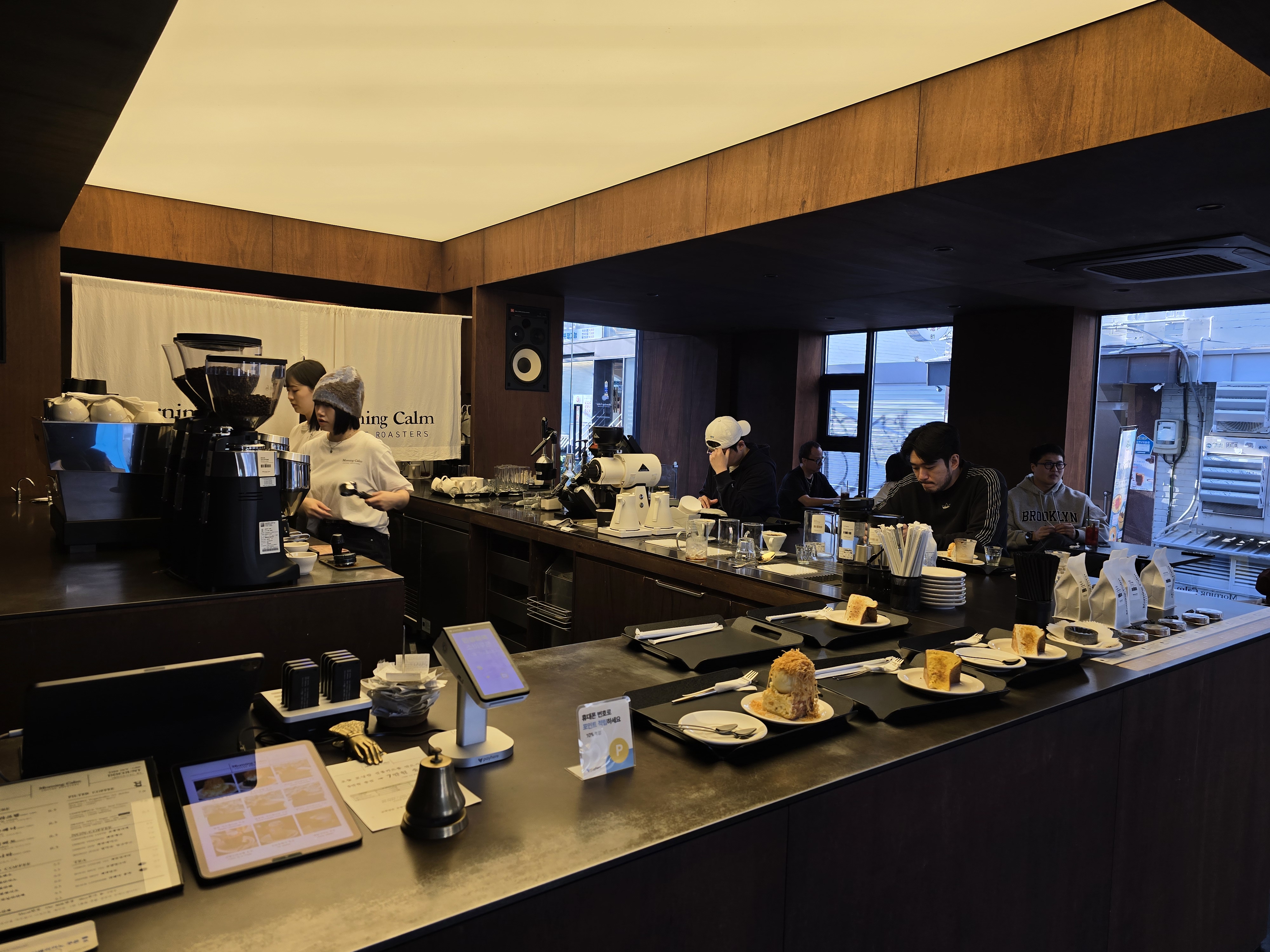 모닝캄커피랩 연남점 매장안