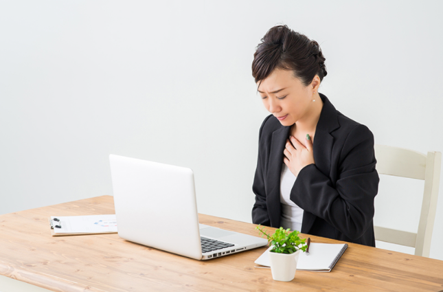 속이 쓰린 여성