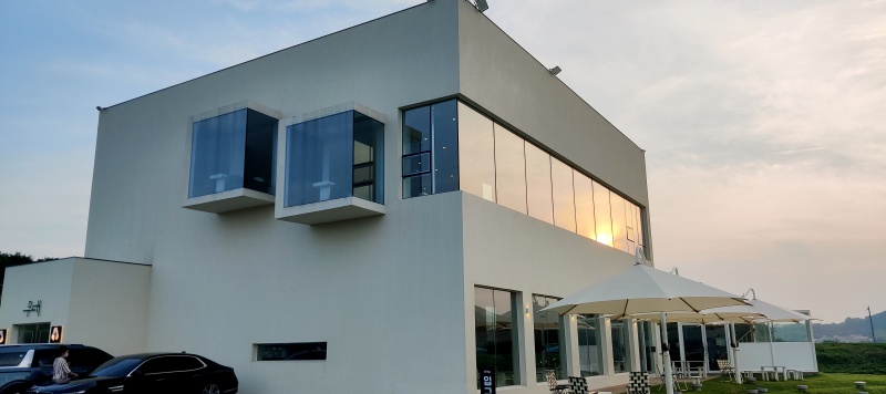 투박하지만 멋스러운건물