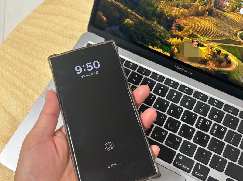 손에-들려진-스마트폰