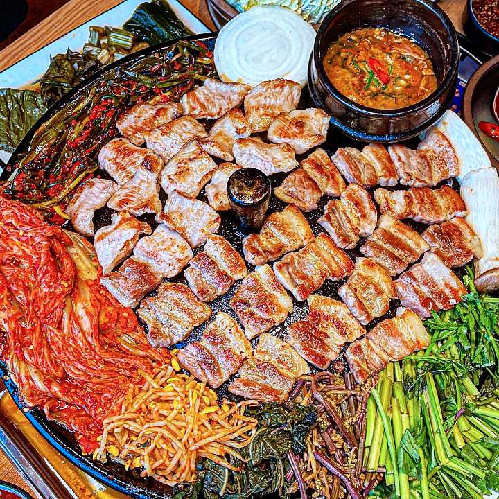 토요일은 밥이좋아 시흥 은행동 호수공원 볏짚 발효 숙성 삼겹살 맛집 전라도 김치 묵은지 목살 항정살 숙성고기 현지인 추천 토밥 좋아 방송정보