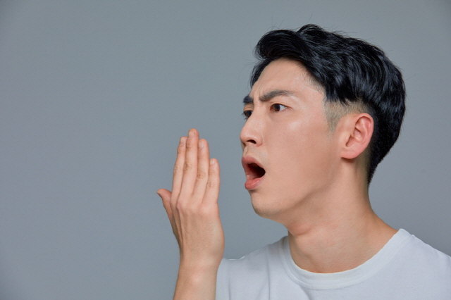 입냄새 자가진단 방법