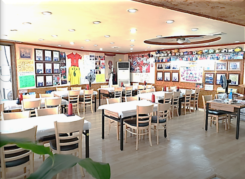 영동횟집의 깔끔하고 넓은 실내 분위기