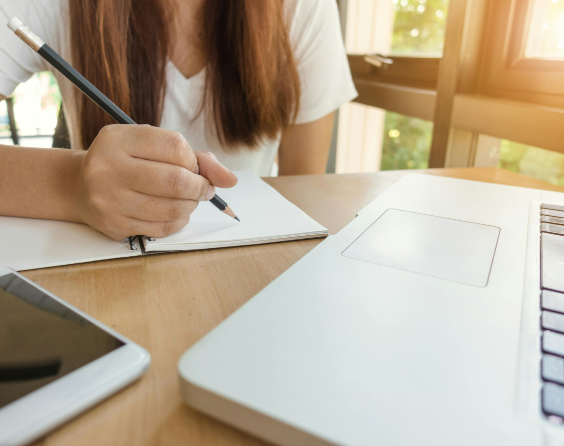 인터넷 강의로 수학 공부하는 학생의 사진
