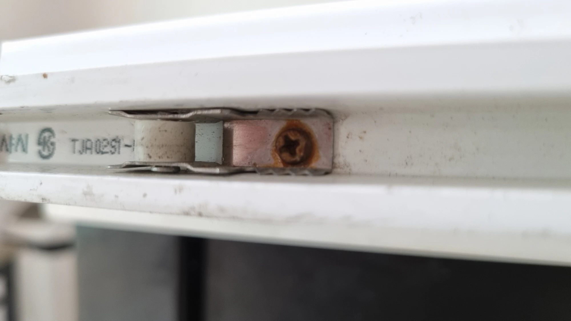 창문 방충망 롤러 모습