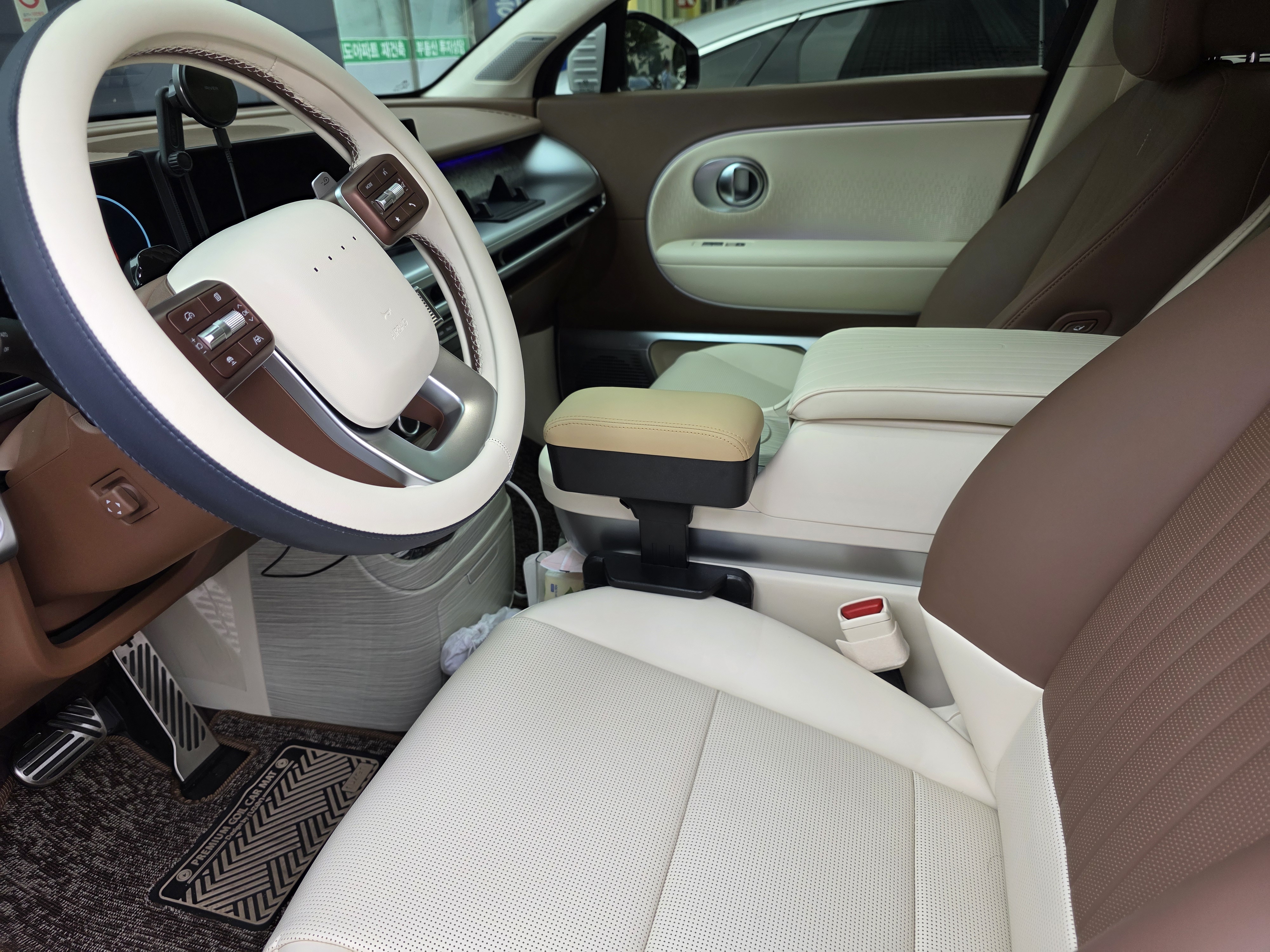 아이오닉9 팔걸이 쿠션 사진