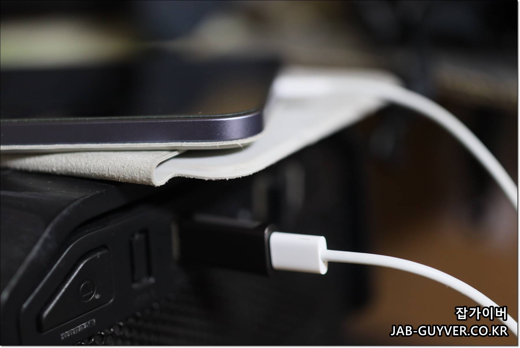 아이패드를 USB 케이블로 컴퓨터에 연결한 화면