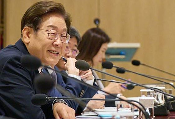 이재명 대통령 회의 주재 장면
