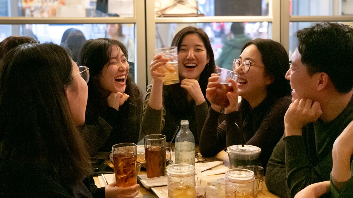 식탁에서 웃으며 이야기 나누는 동호회 사람들