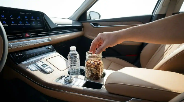 운전석 옆에 운전하면서 먹기 편하게 견과류 통이 놓여 있음.