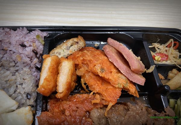 CU 편의점 백종원 제대로한판 백반한판 도시락 2023년 4월 반찬 구성(해물 잡체 완자, 치킨 너겟, 계란 옷 입은 통통 소시지, 알찬 김치전)